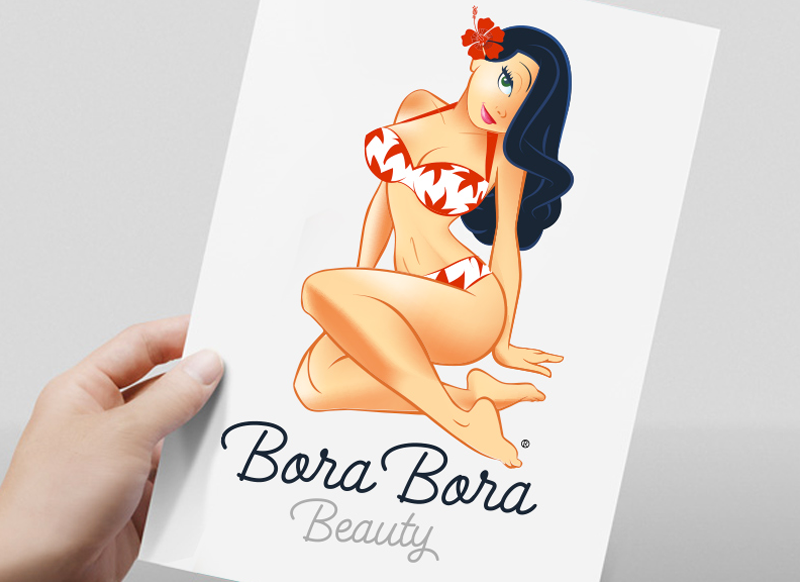 Le logo Bora Bora Beauty, créé par un graphiste freelance, est un parfait exemple de l'esthétique rétro des années 70. Il représente une pin-up assise en tailleur, les bras dans le dos, portant un maillot de bain à fleurs. La position de la pin-up est élégante et gracieuse, créant une ambiance de détente et de vacances.